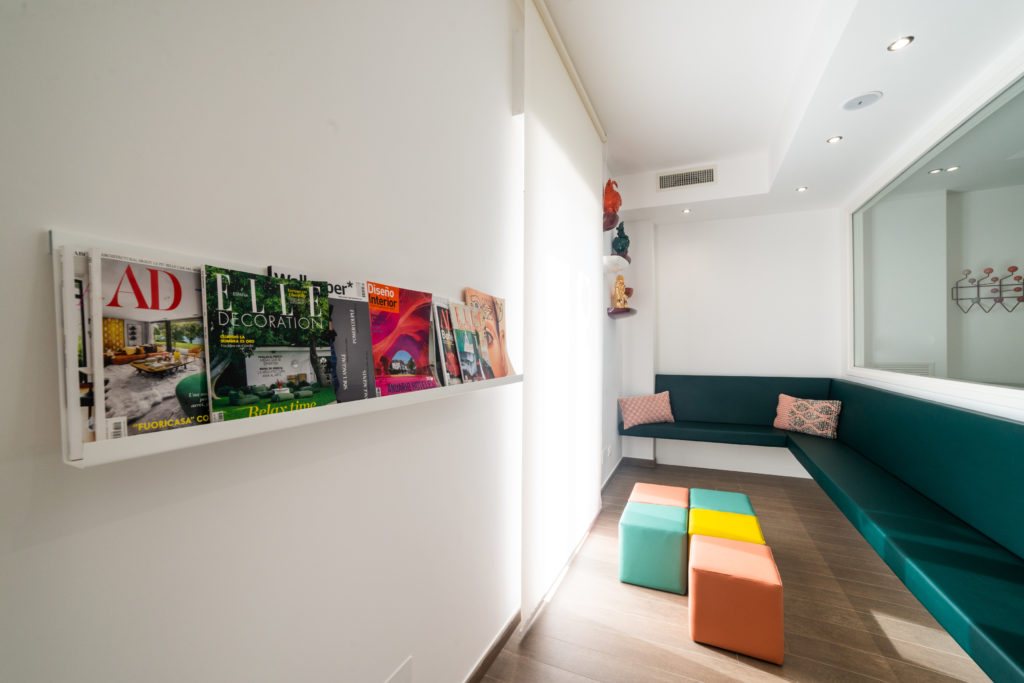 La sala d’attesa dello studio a Grottaglie